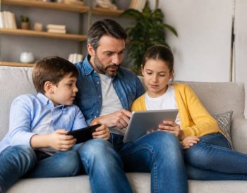 L’éducation aux médias dès le plus jeune âge : repères, outils et bonnes pratiques pour les parents