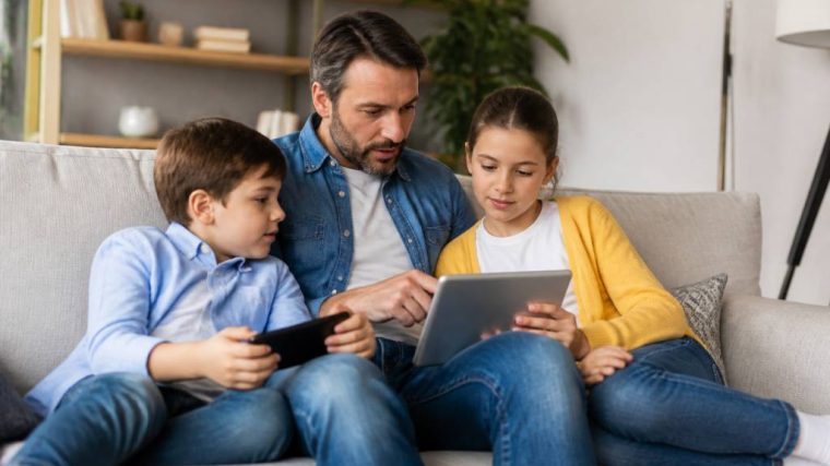 L’éducation aux médias dès le plus jeune âge : repères, outils et bonnes pratiques pour les parents