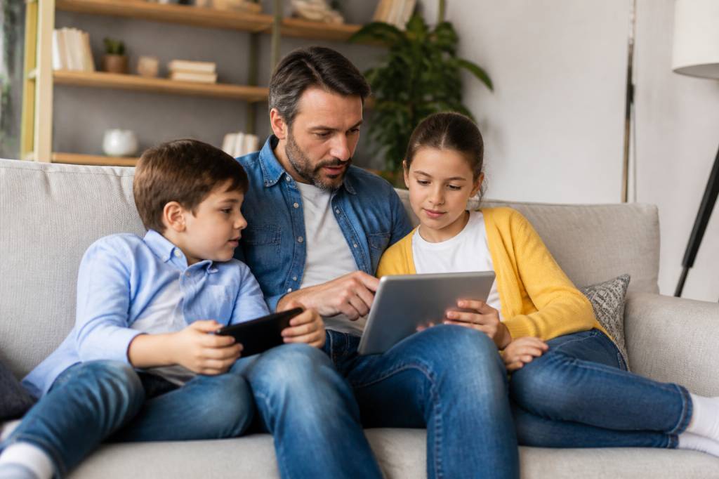 L’éducation aux médias dès le plus jeune âge : repères, outils et bonnes pratiques pour les parents